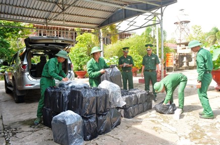 Hai bên quan tâm chỉ đạo hợp tác trên các lĩnh vực trọng điểm như là phòng chống buôn lậu...